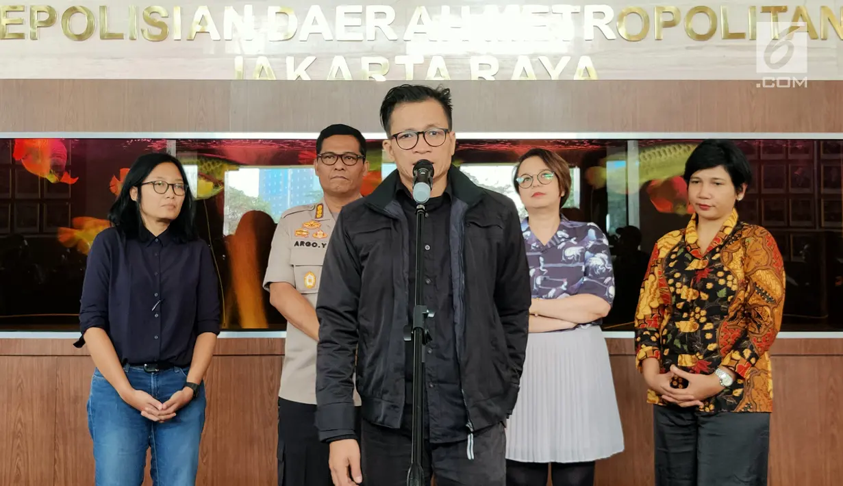 Direktur Amnesty International Indonesia Usmad Hamid memberikan keterangan di Polda Metro Jaya, Selasa (9/7/2019). Kedatangannya untuk menemui Kapolda Metro Jaya Irjen Gatot Eddy Pramono guna mendiskusikan perihal temuan-temuan mereka dalam kerusuhan 21-22 Mei 2019. (Liputan6.com/Immanuel Antonius)