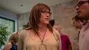 Christine Hallquist, calon gubernur Vermont AS, dari Partai Demokrat menyambut para pendukung di Burlington, Rabu (15/8). Hallquist menjadi transgender pertama di Amerika Serikat yang maju ke pemilihan gubernur. (Hillary Swift/Getty Images/AFP)