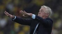 Carlo Ancelotti, pelatih Brasil, terlihat sedang memberikan instruksi kepada para pemainnya di tengah laga Kualifikasi Piala Dunia 2026 kontra Ekuador di stadion Banco Pichincha di Guayaquil, Ekuador, Kamis, 5 Juni 2025. (AP Photo/Dolores Ochoa)