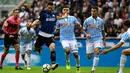 Gelandang Inter Milan, Roberto Gagliardini, melesatkan tendangan ke gawang SPAL pada laga Serie A di Stadion Giuseppe Meazza, Minggu (10/9/2017). Inter Milan menang 2-0 atas SPAL. (AFP/Miguel Medina)