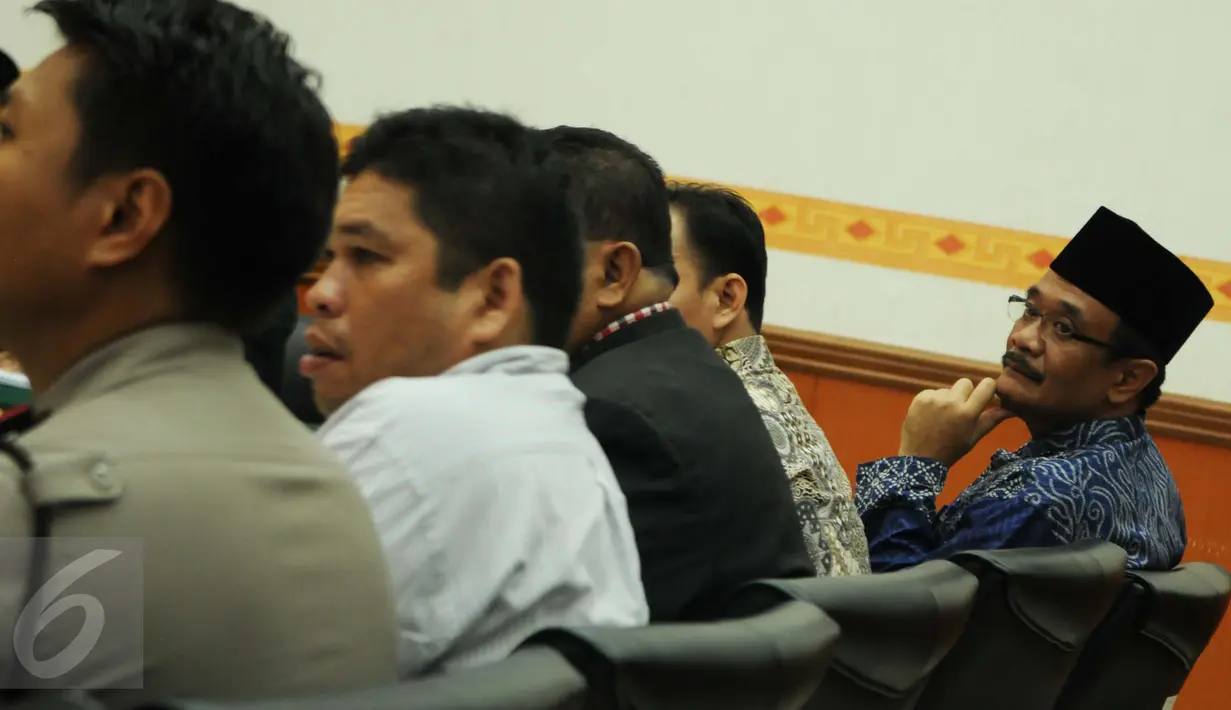 Cawagub DKI Jakarta, Djarot Saiful Hidayat saat sidang kasus pengadangan kampanyenya dengan terdakwa Naman Sanip di PN Jakarta Barat, Jumat (16/12). Sidang mengagendakan pemeriksaan saksi dan barang bukti terkait perkara. (Liputan6.com/Gempur M Surya)
