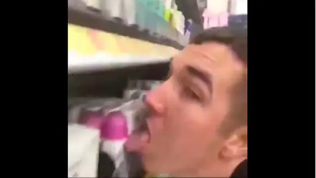 Viral Aksi Pria Jilati Barang di Supermaket, Warganet Geram