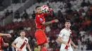 Pemain Persija Jakarta, Maxwell Souza tidak dapat menjangkau umpan bola saat melawan Persis Solo pada laga pekan ke-30 BRI Super League musim ini di Stadion Utama Gelora Bung Karno (SUGBK), Jakarta, Senin (27/04/2026) malam WIB. (Bola.com/Abdul Aziz)
