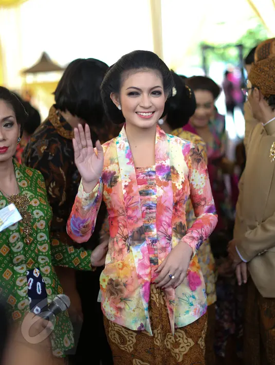 Calon menantu Presiden Jokowi, Selvi Ananda melambaikan tangan kepada awak media saat memberikan keterangan pers usai menggelar prosesi siraman dan Sadean Dawet, di kediamannya di Sumber, Solo, Jateng, Rabu (10/6/2015). (Liputan6.com/Faizal Fanani)