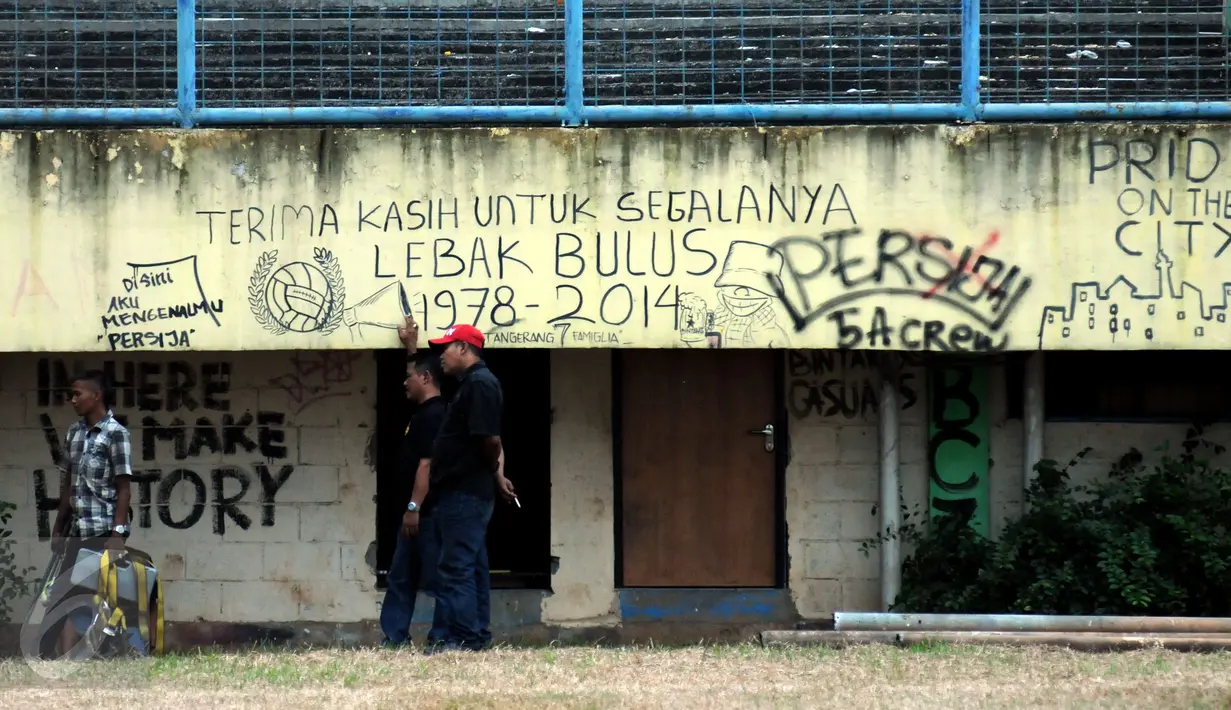 Beragam tulisan bertema perpisahan terpampang di tembok Stadion Lebak Bulus pada 25 Agustus 2015 lalu. Stadion Lebak Bulus juga pernah menjadi saksi keganasan grup band metal Metallica, pada 1993 lalu. (Liputan6.com/Helmi Fithriansyah)
