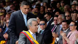 Presiden Ekuador Lenin Moreno mengenakan kursi roda saat menghadiri upacara militer Hari Kemerdekaan di Quito, Ekuador, (10/8). Ekuador diumumkan Hari Kemerdekaannya pada 10 Agustus 1809. (AP Photo/Dolores Ochoa)