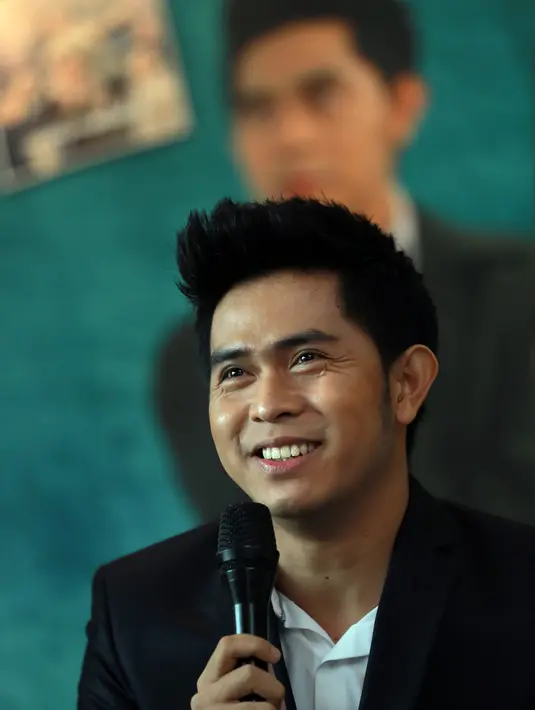 "Jujur selama di industri musik saya baru ini nyanyi gemetaran. Makanya tadi saya meram biar bisa masuk ke dalam lagunya. Apalagi dilihat langsung Pak Habibie, Pak Manoj, teh Melly dan mas Anto Hoed," ujar Cakra Khan. (Adrian Putra/Bintang.com)