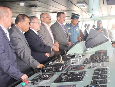 Citizen6, Jakarta: Delegasi Angkatan Bersenjata Irak menerima penjelasan dari Komandan KRI Banda Aceh-593 Letkol Laut (P) Suratun tentang spesifikasi teknis KRI Banda Aceh-593 di Anjungan Kapal, pada Kamis (4/10). (Pengirim: Dispenkolinlamil).