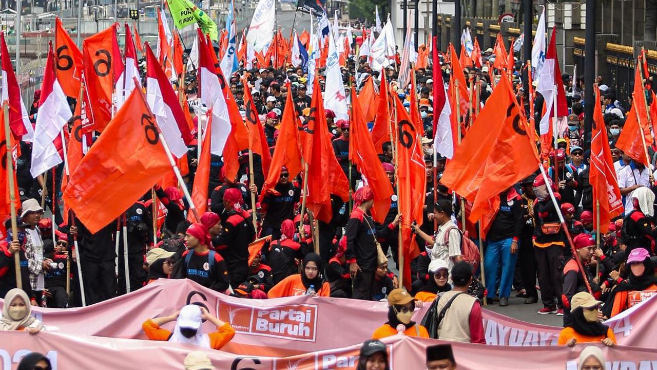 Berdasarkan pantuan Liputan6.com di lokasi, kerumunan massa menutup ruas Jalan Medan Merdeka Selatan. Foto: Liputan6.com/Angga Yuniar<br>
