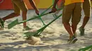 Sejumlah relawan mempersiapkan arena voli pantai sebelum dimulainya babak kualifikasi cabang voli pantai putri antara Brasil dan Republik Ceko selama ajang Olimpiade 2016, di Beach Volley Arena, Rio de Janeiro, 6 Agustus 2016. (AFP PHOTO/Leon Neal)