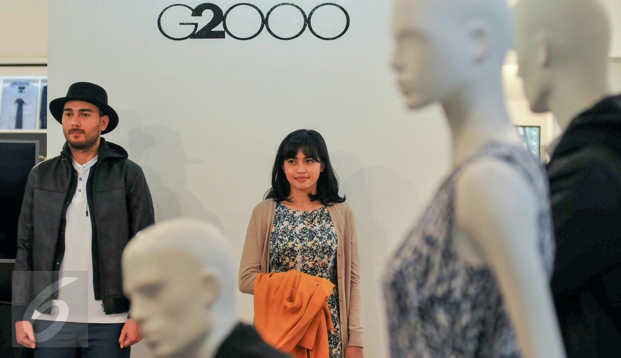 Dua orang model bergaya dengan mengenakan koleksi terbaru G2000 saat peluncuran G2000 winter collection, Jakarta, Selasa (15/12/2015). (Liputan6.com/Yoppy Renato)
