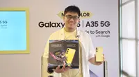 MX Product Marketing Senior Manager Samsung Electronics Indonesia Ricky Bunardi memamerkan Galaxy A55 di Jakarta, Rabu (28/8/2024). (Liputan6.com/ Agustinus Mario Damar)