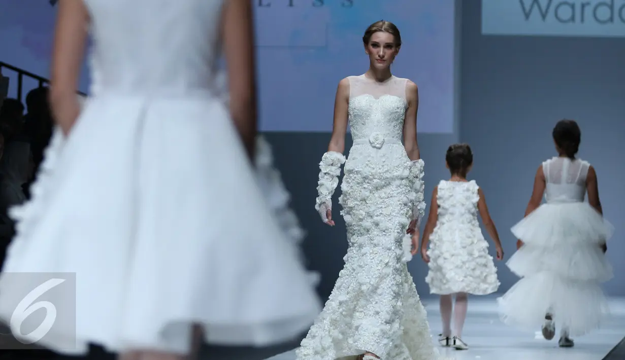 Sejumlah model membawakan busana rancangan Barli Asmara pada hari kedua Jakarta Fashion Week (JFW) 2016 di Senayan city, Jakarta, Minggu (25/10/2015). Barli hadir dengan koleksi bertema Versailles Garden. (Liputan6.com/Herman Zakharia)
