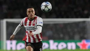 Pemain PSV, Sergino Dest, berlari mengejar bola dalam pertandingan Liga Champions antara PSV dan Napoli di Eindhoven, Belanda, Selasa, 21 Oktober 2025. (AP Photo/Patrick Post)&nbsp;&nbsp;&nbsp;