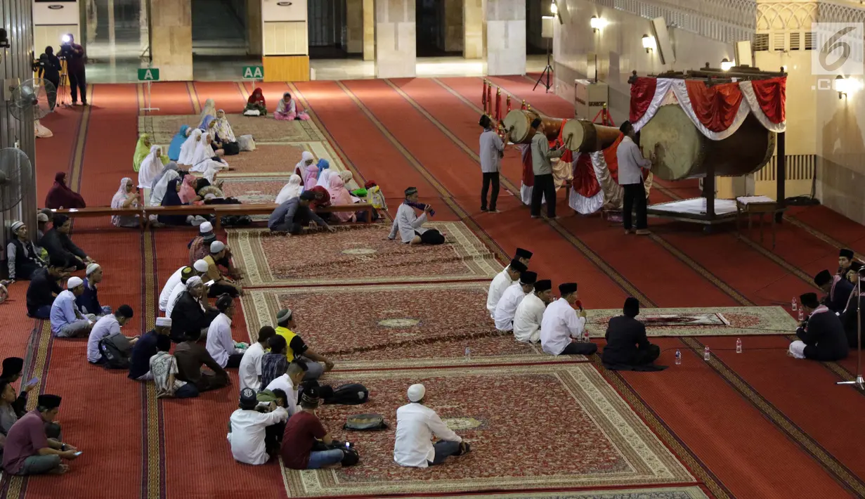 Umat muslim mengumandangkan takbir dan memukul bedug saat malam takbiran di Masjid Istiqlal, Jakarta, Selasa (4/6/2019). Umat muslim akan melaksanakan salat Idul Fitri 1440 Hijriah di Masjid Istiqlal, Jakarta. (Liputan6.com/Helmi Fithriansyah)