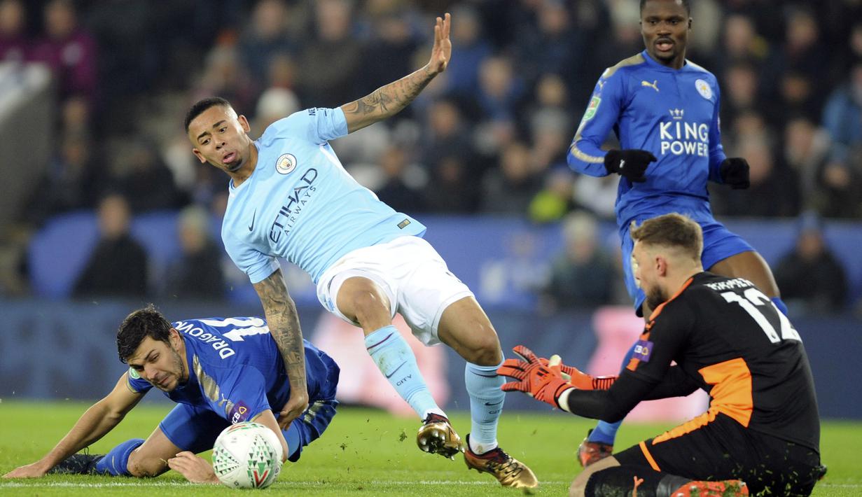 Pemain Manchester City, Gabriel Jesus (tengah) gagal mencetak gol ke gawang Leicester City pada laga Piala Liga Inggris di King Power Stadium, Leicester, (19/12/2017). Manchester City menang lewati penalti  4-3.  (AP/Rui Vieira)