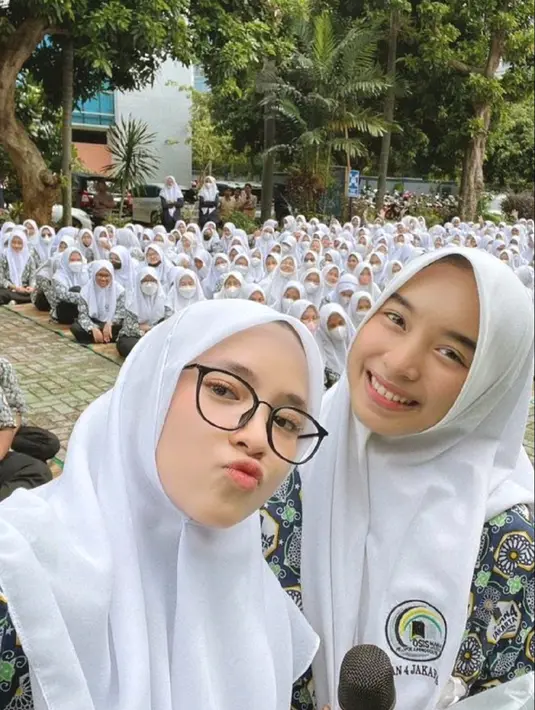 Kendati demikian, saat berada di panggung umum, Nissa Sabyan kembali mengenakan outfit muslim yang tak kalah kasual. (Liputan6.com/IG/nissa_sabyan)