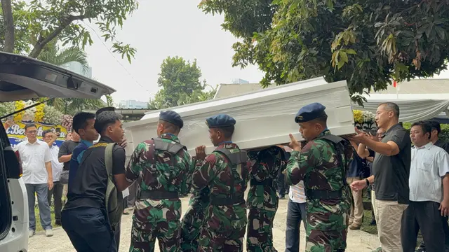 Jenazah Marsma TNI Fajar Adrianto Tiba di Rumah Duka