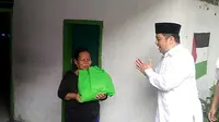 Wali Kota Tangerang Arief R. Wismansyah membagikan langsung paket sembako tersebut kepada masyarakat yang membutuhkan, salah satunya di wilayah Kecamatan Karawaci Kelurahan Sukajadi.(Liputan6.com/Pramita Tristiawati)