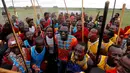 Peraih medali emas dalam Olimpiade Rio, David Rudisha (tengah) berfoto bersama dengan para atlet sebelum Olimpiade Masai 2016 dimulai di cagar alam Sidai Oleng, kaki Gunung Kilimanjaro dekat perbatasan Kenya-Tanzania (10/12). (Reuters/Thomas Mukoya)