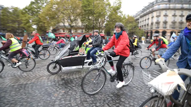 Cara Unik Warga Prancis Nikmati Car Free Day di Paris