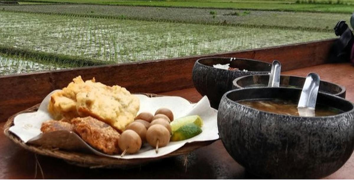 7 Resep Soto Ayam Nusantara yang Mudah dan Menggugah Selera (credit: unsplash/Inna Safa)