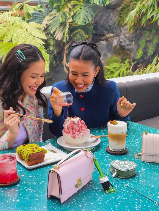 Baru-baru ini, keduanya kembali menjadi sorotan publik setelah menghabiskan waktu bersama. Mereka terlihat menikmati momen piknik dalam balutan OOTD yang super memikat, head to toe in Kate Spade New York. [Kate Spade]