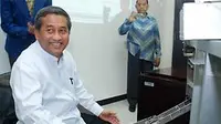 Menteri Pendidikan Nasional, M Nuh, berjabat tangan dengan robot karya mahasiswa saat peresmian penggunaan fasilitas baru Politeknik Elektronika Negeri Surabaya (PENS). (Antara)
