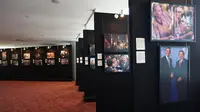 Pameran foto dalam rangka perayaan 70 tahun hubungan AS-Indonesi digelar di Perpusnas RI. (Source: Liputan6.com/Benedikta Miranti T.V)