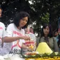 Keluarga Rio Haryanto menggelar syukuran keberhasilan Rio Haryanto ke ajang F1 dengan acara potong nasi tumpeng di acara Car Free Day Solo.