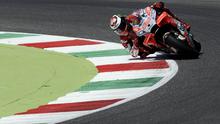 Pebalap Ducati Jorge Lorenzo, saat beraksi di MotoGP Italia di Sirkuit Mugello, Minggu (3/6/2018). Lorenzo finis dengan catatan waktu 41 menit 43,230 detik. (AFP/Filippo Monteforte)