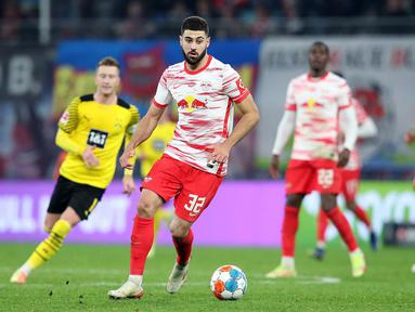 Josko Gvardiol merupakan bek tengah dengan kemampuan penguasaan bola di atas rata-rata. Pemuda 20 tahun tersebut mampu tampil konsisten dengan mengoleksi 1871 menit bermain di RB Liepzig. Ia juga mampu mencetak 5 gol dari 34 penampilannya musim ini. (AFP/Ronny Hartmann)