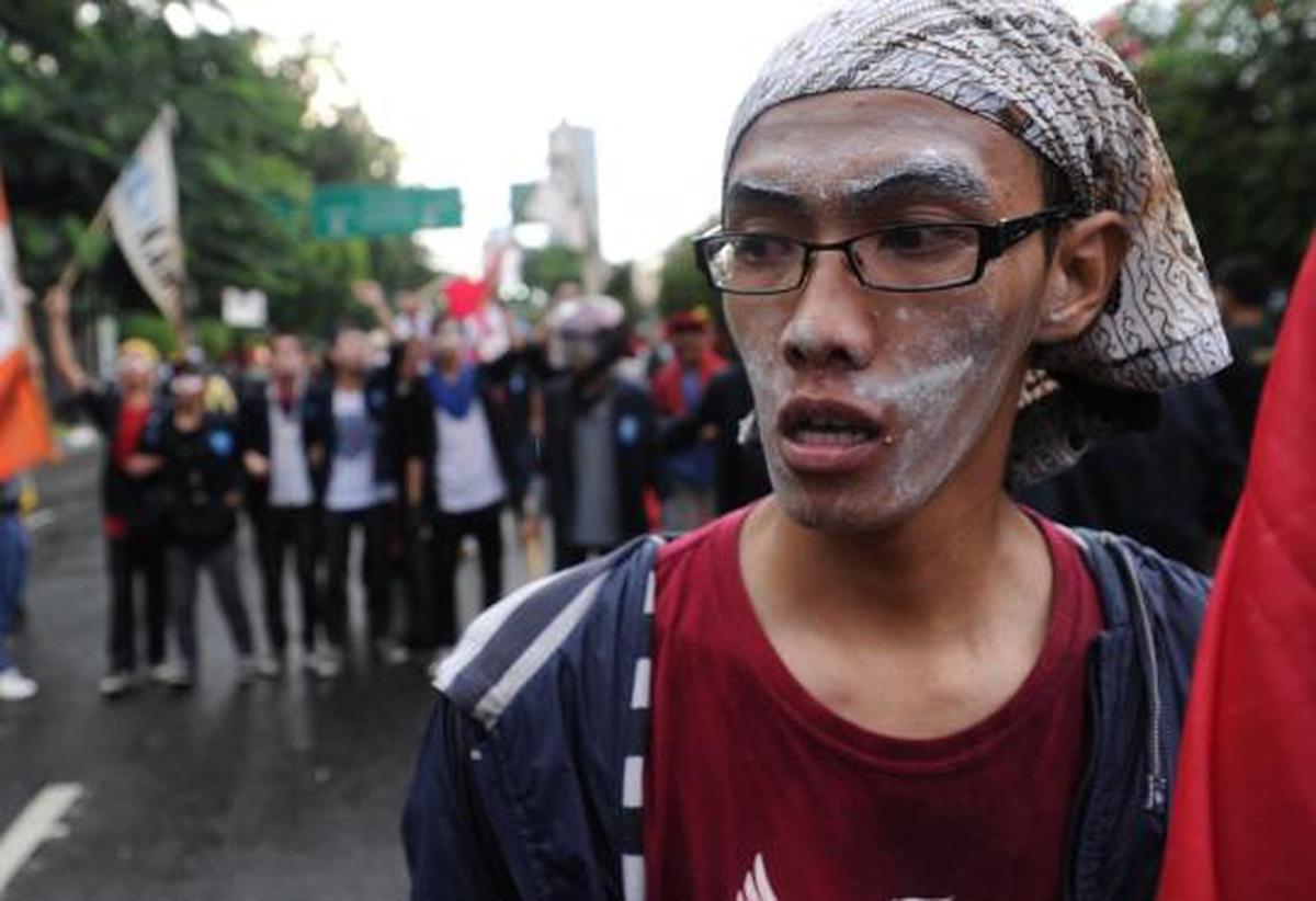 Bentrok demonstran vs polisi di DPR