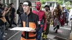 Massa aksi gerakan #BersihkanIndonesia berkostum superhero mendatangi markas TKN Jokowi-Ma'ruf Amin, Jakarta, Rabu (13/2). Mereka menantang Capres 01 Joko Widodo menjadi pahlawan yang menyelamatkan Indonesia dari bencana iklim (Liputan6.com/Faizal Fanani)