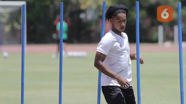 Foto: Timnas Indonesia U-20 Latihan Dibawah Sinar Terik, Marselino Ferdinan Kena Tendang Shin Tae-yong