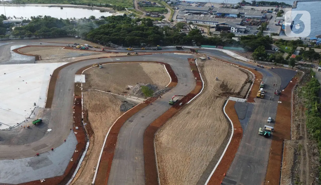 Foto udara progres pembangunan Jakarta International E-Prix Circuit (JIEC) di kawasan Taman Impian Jaya Ancol, Jumat (25/3/2022). Sirkuit yang terdiri dari 18 tikungan dan panjang trek lurus sekitar 527 meter tersebut pembangunnya saat ini telah mencapai 87,9 persen. (Liputan6.com/Herman Zakharia)