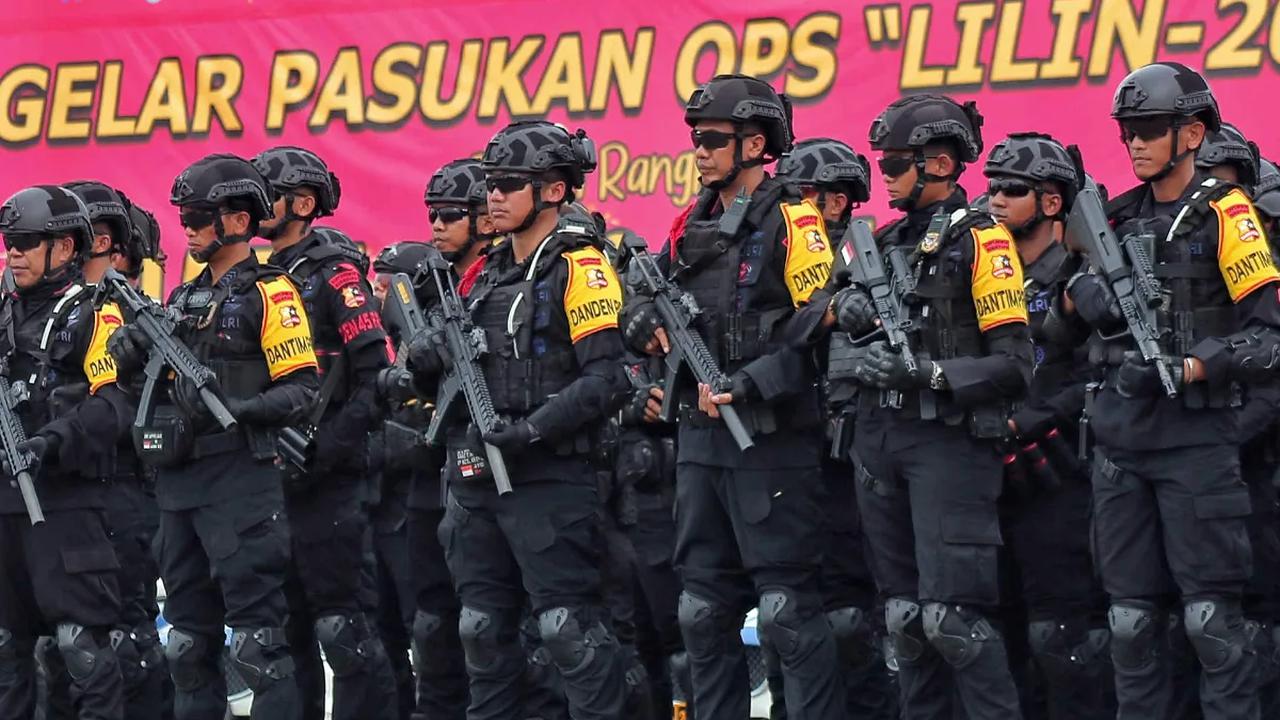 Listyo pun mengingatkan masyarakat yang melakukan mobilisasi selama Nataru, misalnya melakukan mudik, untuk menjaga keselamatan di jalan.