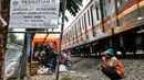 Pekerja tampak beristirahat usai memindahkan tumpukan sampah di Transit Pembuangan Sampah, Lenteng Agung, Jakarta Selatan, Rabu (19/8/2015). Setiap hari sampah yang diangkut dari Kecamatan Jagakarsa mencapai kisaran 94 ton. (Liputan6.com/Yoppy Renato)