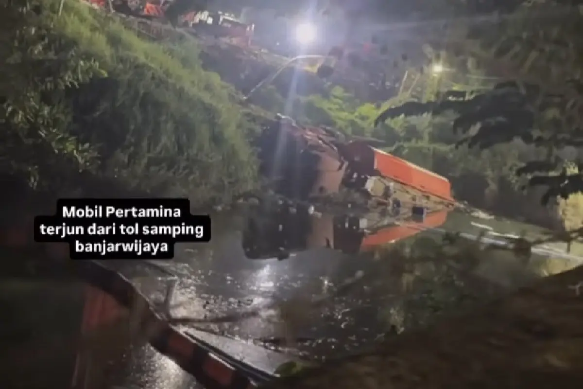 Truk tangki Pertamina terperosok di Tol Cipete Tangerang