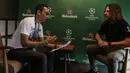 Legenda Barcelona, Carles Puyol, saat interview eksklusif jurnalis Bola.net, Erwin Fitriansyah, di Jakarta, Senin (11/3). Pesepak bola dengan posisi bek itu datang ke Indonesia untuk UEFA Champions League Trophy Tour. (Bola.com/Vitalis Yogi Trisna)