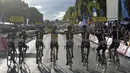 Chris Froome tim SKY (tengah), merayakan kemenangannya bersama rekan setimnya setelah menyelesaikan etape terakhir yang berjarak 109.5-km (68 miles) dari Sevres menuju Paris Champs-Elysees, Prancis. (26/7/2015). (Reuters/Pool)