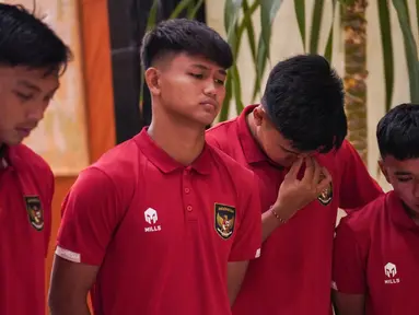 Reaksi kecewa pemain Timnas Indonesia U-20, Hokky Caraka (tengah kiri) bersama rekan-rekannya setelah FIFA membatalkan Indonesia sebagai tuan rumah Piala Dunia U-20 2023 pada Rabu (29/03/2023) malam WIB. (Dok. PSSI)