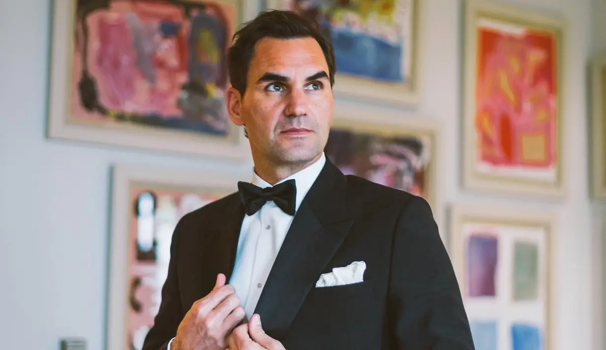 Roger Federer tampil gagah dalam balutan tuksedo klasik dari Dior Men yang dilengkapi dengan jam tangan Rolex. [Foto: @rogerfederer]
