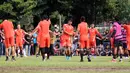 Riyuji Utomo dan suasana santai para pemain Persija Jakarta saat berlatih di Lapangan Banteng, Jakarta, Selasa (11/4/2017). Tim Persija memiliki jadwal dua minggu sekali untuk jumpa fans lewat latihan. (Bola.com/Nicklas Hanoatubun)