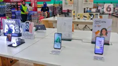 Sejumlah smartphone atau ponsel pintar dipajang di salah satu pusat perbelanjaan di kawasan Tangerang, Selasa (14/3/2023). Firma riset pasar International Data Corporation (IDC) memproyeksikan pasar smartphone atau ponsel pintar pada tahun ini masih akan stagnan, apabila terjadi kenaikan hanya berkisar satu persen. (Liputan6.com/Angga Yuniar)