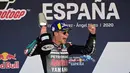 Pembalap tim satelit Petronas Yamaha, Fabio Quartararo, merayakan kemenangan usai menjuarai MotoGP 2020 di Sirkuit Jerez, Spanyol, Minggu (19/7/2020). Quartararo berhasil finis di posisi pertama dengan catatan waktu 41 menit 23,796 detik. (AFP/Javier Soriano)