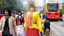 Pengamen ondel-ondel meminta sumbangan kepada warga di lokasi car free day, Jakarta, Minggu (21/5). Seiring berjalannya waktu, ondel-ondel kini dimanfaatkan oleh warga Jakarta untuk mencari nafkah. (Liputan6.com/Immanuel Antonius)