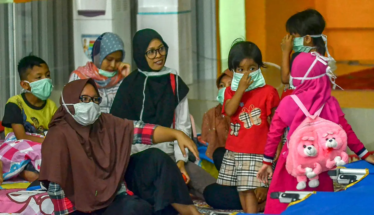Sejumlah orang berada di Rumah Singgah Korban Asap di Pekanbaru, Riau , Jumat (20/9/2019). Data Kementerian Kesehatan sebanyak 15.346 warga di Provinsi Riau menderita ISPA akibat kabut asap asap kebakaran hutan dan lahan (karhutla)  dalam kurun waktu September 2019. (Wahyudi/AFP)
