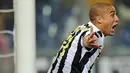 Selebrasi striker Juventus, David Trezeguet seusai mencetak gol penyeimbang kedudukan ke gawang Genoa dalam lanjutan Serie A yang digelar di Luigi Ferraris Stadium, 24 September 2009. Hasil akhir 2-2. AFP PHOTO/ ALBERTO PIZZOLI 