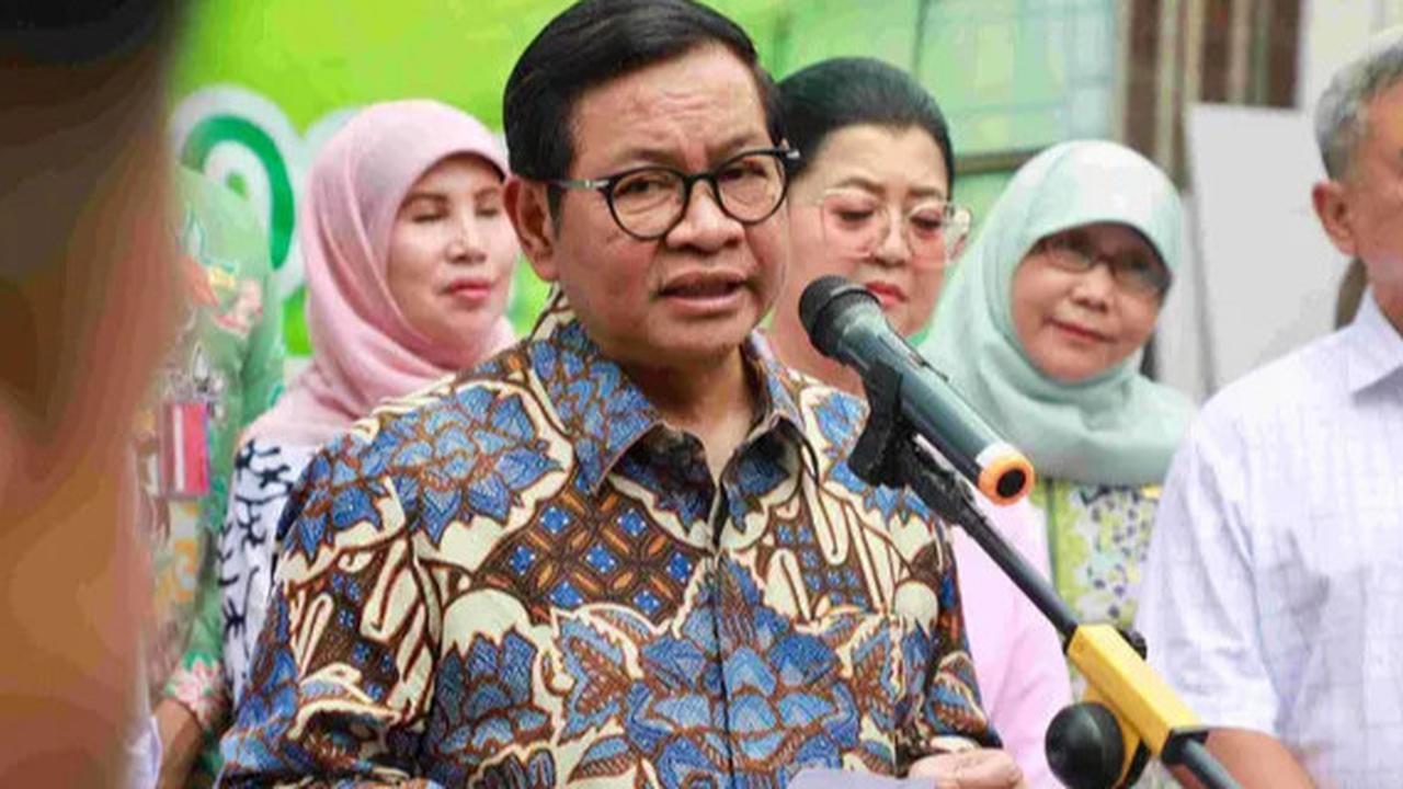 Pramono Serahkan Pemutihan Ijazah Tahap IV, Ribuan Siswa Akhirnya Bisa Pegang Ijazah